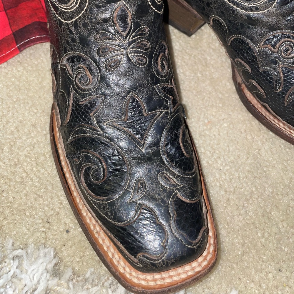 Woman’s vintage corral black lizard onlay boots